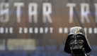 Auch Darth Vader schaute bei der Deutschlandpremiere von Star Trek vorbei. Immerhin diente die Star Wars-Saga Regisseur J.J. Abrams teilweise als Vorbild fr seinen neuen Kinofilm. Foto: dpa