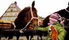 Misstrauisch beäugt die kleine Noemi in Leonberg eine Mecklenburger Stute. Seit 1684 wird auf dem Marktplatz von Leonberg am Pferdemarktdienstag der traditionelle Handel mit den Tieren betrieben.  Foto: dpa