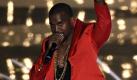 Rapper Kanye West performte in einem roten Seidenanzug. Ein weißer Rauschebart und er wäre auch als Weihnachtsmann durchgegangen. Foto: ap