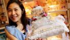 Tiffany Hui, die in ihrem Laden in Manila Accessoires und Souvenirs rund um das Thema Hochzeit verkauft, erhofft sich von der am Freitag anstehenden britischen royalen Hochzeit einen kräftigen Gewinnzuwachs. Ein Verkaufsschlager könnte zum Beispiel diese königliche Miniaturkutsche werden, die Hui extra für königshausbegeisterte philippinische Paare in ihr Sortiment aufgenommen hat. Foto: dpa