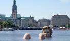 Doch es gab auch Kritik an der Wasserfrau: Der Leiter des Hamburger Bezirksamts Mitte, Markus Schreiber sagte, die Binnenalster sei heilig, und man könne da nicht einfach irgendwas reinstellen.  Foto: dapd