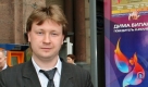 Nikolai Alexejew posiert am 30.04.2009 vor einem Plakat des Eurovision Song Contest auf der Hauptstraße Twerskaja in Moskau. - Für Russlands Schwule und Lesben ist der erste Eurovision Song Contest (ESC) in diesen Tagen in Moskau ein echter Hoffnungsschimmer. Wir setzen auf die Kraft der internationalen schwul-lesbischen Fangemeinde, sagt der Chef von Russlands Homosexuellen-Verband, Nikolai Alexejew (31). Nach Jahren der Verbote von Gay-Paraden und Demonstrationen, bei denen sich in Moskau auch der Grünen-Bundestagsabgeordnete Volker Beck schon eine blutige Nase holte, will Alexejew am Tag des ESC-Finales am 16. Mai rund 5.000 Menschen auf die Straße bringen. Das Ziel: Werben um Toleranz und für ein Recht auf ein normales Leben. Doch Stadt und Polizei verbieten zum Schutz der Moral jede Form von Homosexuellen-Propaganda
 Foto: dpa