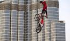 Schwerelos: Der Australier Josh Sheehan scheint im Rahmen der 'Red Bull X-Fighters world tour' in Dubai die Schwerkraft besiegt zu haben. Foto: Stefan Aufschnaiter/GLOBAL-NEWSROOM Foto: dpa