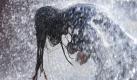 Eine junge Frau erfrischt sich bei knapp 30 Grad in der Dresdner Innenstadt an einem Springbrunnen. Die Woche startet mit einem kräftigen Temperatursprung: Für heute kündigen die Meteorologen mit bis zu 36 Grad den voraussichtlich heißesten Tag des Jahres an. Die meisten Menschen haben ihn so gewollt. Aber warum? Foto: dapd