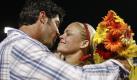 US-Softballspielerin Jennie Finch freut sich auf den überraschenden Besuch von ihrem Ehemann nach dem Weltcup-Spiel gegen Japan in Oklahoma City. Die USA gewannen 5:1. Softballikone und Vermarktungskönigin Jennie Finch wurde vor Jahren zur attraktivsten Sportlerin der Welt gewählt. Foto: ap