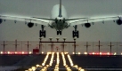 Ein Flugzeug beim Landeanflug. Foto: ddp
