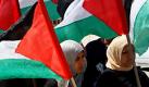 Palästinensische Frauen nähern sich während ihres wöchentlichen Protestmarsches in Beit Hanoun im nördlichen Gazastreifen der Grenze zu Israel. Die Demonstration richtet sich regelmäßig gegen die Abschottung des Gazagebietes durch Israel.  Foto: dapd