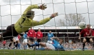 Fußball-Bundesliga, VfL Bochum - Hannover 96 am Samstag (09.04.2005) im Ruhrstadion in Bochum: Der Hannoveraner Torwart Robert Enke wehrt einen Schuss des Bochumers Vratislav Lokvenc (liegend) ab. Bochum gewann die Partie mit 1:0. Foto: Achim Scheidemann dpa/lnw (SPERRFRIST: Die DFL hat die Publikation und Weiterverwertung der Bilder während des Spiels (einschl. Halbzeit) in elektronischen Medien, insbesondere im öffentlich zugänglichen Internet untersagt. Die Weiterverwertung im Mobilfunk (insbesondere per MMS) ist erst 2 Stunden nach Spielende erlaubt.) +++(c) dpa - Bildfunk+++
pixel Foto: dpa