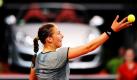 Julia Kimmelmann schlägt beim Qualifikationsmatch des Porsche Tennis Grand Prix in Stuttgart gegen Tatiana Poutchek aus Weißrussland auf. Kimmelmann unterlag der Weißrussin mit 4:6 und 1:6. Foto: ap