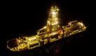 Das Ölauffangschiff  Discoverer Inspiration liegt an der Stelle im Golf von Mexiko, an der vor knapp elf Wochen die Bohrinsel Deepwater Horizon explodierte. Ein weiterer Abdeckungszylinder soll noch in dieser Woche über dem Bohrloch platziert werden.  Foto: ap
