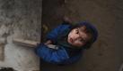Ein palästinensischer Junge spielt in einer der ärmsten Regionen des Gazastreifens im Sand. Foto: Ali Ali Foto: dpa