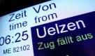 Erst die Bahn, jetzt die anderen: Während eines Streiks der sechs privaten Bahn-Konkurrenten werden am Morgen Zugausfälle auf einer Anzeigentafel auf dem Hauptbahnhof in Hamburg angezeigt. Pendler müssen sich zu Beginn der neuen Woche bundesweit auf Ausfälle im Regionalverkehr einstellen. Foto: dpa