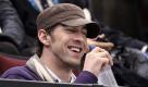 Diesmal mischt er nicht im olympischen Pulk mit: Schwimmstar Michael Phelps warf in Vancouver einen Blick auf die Eisläufer auf der Kurzstrecke. Foto: ap