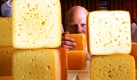 An einem Tilsiter riecht der Käseprüfer Dirk Richert von Müritz-Milch in Klink an der Müritz bei der Käseprüfung für die Bundesländer Mecklenburg-Vorpommern, Schleswig-Holstein, Brandenburg, Thüringen, Sachsen-Anhalt, Sachsen, Niedersachsen und Hessen. Bewertet werden etwa 125 Käseproben - vom Schmelzkäse bis hin zum Riesenlaib.
 Foto: dpa