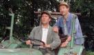 Die Bauern Brakelmann (Jan Fedder) und Tönnsen (Peter-Heinrich Brix) sind die Hauptprotagonisten der NDR-Serie Neues aus Büttenwarder. In der seit 1997 produzierten Serie geht es vorrangig um diefeindliche Freundschaft zwischen den beiden, die sich in Konkurrenzsituationen auszustechen versuchen, in Krisensituationen aber entgegen allen vermeintlichen Feindseligkeiten dann doch zusammenhalten. Foto: NDR/Videoscope/Isa Walther