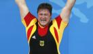 Matthias Steiner rührte Millionen von Menschen bei den Olympischen Spielen in Peking zu Tränen. Seine Goldmedaille im Gewichtheben widmete der gebürtige Österreicher, der erst im vergangenen Jahr die deutsche Staatsbürgerschaft erhalten hatte, seiner verstorbenen Frau. In seiner am 16. September erschienenen Biografie Das Leben stemmen (mvg Verlag/19,90 Euro) zeigt der 27-Jährige, dass es trotz der vielen Enttäuschungen immer weiter geht und er macht anderen Menschen Mut, niemals aufzugeben. Foto: dpa