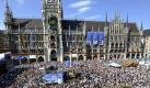 M ... wie Marienplatz: Wenn der FC Bayern Titel holt, dann ist der Marienplatz bis auf den letzten Platz besetzt. Falls also ein Sieg gegen Chelsea gelingt, werden die Bayern den Henkelpott am Sonntag vom Rathausbalkon herunter präsentieren. Spontane Feiern nach Spielende wird es auf der Leopoldstraße geben. Foto: dpa