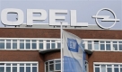 Eine GM Fahne weht am Donnerstag, 10. September 2009, vor dem Opel Werk in Bochum, Nordrhein-Westfalen. Der Opel-Mutterkonzern General Motors will den angeschlagenen deutschen Autobauer an die Magna-Gruppe verkaufen. (AP Photo/Martin Meissner) --- A GM flag blowing in the wind at the Opel car manufacturer plant in Bochum, western Germany, Thursday, Sept. 10, 2009. General Motors Co. said Thursday that a consortium of Canada's Magna International Inc. and Russian lender Sberbank would acquire a majority stake in its European subsidiary Opel. (AP Photo/Martin Meissner) Foto: ap