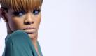 Rihanna sieht sich als «rebellische Blume» Vorspann: Text: 
London (dpa) - Die aus Barbados stammende Sängerin Rihanna sammelt offenbar Tattoos wie andere Leute Briefmarken. Laut «Daily Mail» hat sich die 22-Jährige jetzt die Worte «rebelle fleur» («rebellische Blume») in geschwungener Schönschrift links an den Hals stechen lassen. 
Ob die Grammy-Gewinnerin damit ihren Bedarf an Körperkunst gedeckt hat, bleibt abzuwarten. Sie trägt bereits eine Note am rechten Fußgelenk, ihr Sternzeichen Fische hinter dem rechten Ohr, einen kleinen Stern im linken, ein Gebet in Sanskrit, das ihre Hüften umrankt, einen arabischen Spruch auf Rippenhöhe, einen Totenkopf am linken Fuß sowie eine Drachenklaue und eine Pistole an den Fingern ihrer rechten Hand - um nur einige Motive zu nennen.
Ressort: VIP Schlagworte: Leute/ 

 Foto: dpa