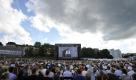 In Bayreuth herrschte heute auf dem Volksfestplatz beim Public Viewing der Oper Lohengrin großer Andrang. Mehrere zehntausend Zuschauer verfolgten die Vorführung der gefeierten Inszenierung von Richard Wagners Oper aus dem Festspielhaus unter freiem Himmel auf einer Videoleinwand. Foto: dapd