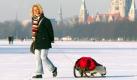 Die kleine Anna wird am Donnerstag (09.01.03) in Hannover von ihrer Mutter auf dem Schlitten ueber den zugefrorenen Maschsee gezogen. Bei minus 13 Grad und strahlendem Sonnenschein lud die zugeschneite Eisflaeche des Maschsees zum Spazierengehen ein. 
 Foto: ddp