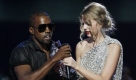 Singer Kanye West takes the microphone from singer Taylor Swift as she accepts the 'Best Female Video' award during the MTV Video Music Awards on Sunday, Sept. 13, 2009 in New York.  (AP Photo/Jason DeCrow) Foto: ap