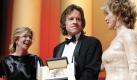 Jane Fonda mit den US-Produzenten Bill Pohlad und Sarah Green, die für Terrence Malick die Goldene Palme entgegennehmen. Foto: dpa