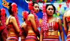 Schaupielerinnen der Dai-Minderheit in der südwestlichen chinesischen Provinz Yunnan bereiten sich auf einen Auftritt vor. Vom 13. bis zum 15. April wird das Neujahrsfest gefeiert, das wie ein großes Volksfest organisiert ist und viele Besucher anzieht. Foto: dpa