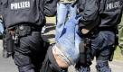 Wegen der Proteste begann die Nazidemo mit fast zwei Stunden Verspätung. Polizisten tragen einen Teilnehmer einer Sitzblockade weg. Foto: dapd