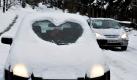 Die Scheiben eines Autos in Budapest sind herzförmig vom Schnee befreit worden. Starke Schneefälle haben in den Morgenstunden in Ungarn für Verkehrsprobleme gesorgt.  Foto: ap