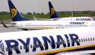 (FILE) A file picture dated 10 May 2007 shows a Ryanair planes at Dublin airport. Irish budget airline Ryanair on 02 November 2009 reported half-year pre-tax profits of 419.4 million euros (618.4 million dollars) but warned that continued cut-price fares would result in losses for the rest of the year. The airline said falling fuel costs had boosted profits by 300 per cent in the six months up to the end of September. Results in the same six months last year were just 105.2 million euros. RyanairÑs passenger numbers grew to 36.4 million in the reporting period, an increase of 15 per cent over the same period last year. EPA/ANDY RAIN +++(c) dpa - Bildfunk+++
pixel Foto: dpa