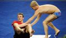 Als wolle er sagen Los Paul, auf gehts, scherzt Steffen Deibler mit seinem Schwimm-Kollegen Paul Biedermann während einer Trainingspause in Shanghai. Biedermann, Weltmeister von 2009, rechnet sich bei der Schwimmweltmeisterschaft gute Chancen über 200 und 400 Meter Freistil aus. Wir drücken die Daumen. Foto: dpa