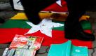 Ein Demonstrant zertrampelt eine myanmarische Nationalflagge auf einer Protestveranstaltung gegen die Militärjunta des Landes im japanischen Tokio. Am 7. November wählt Myanmar eine neue Regierung. Es sind die ersten Wahlen seit 20 Jahren. Die letzten Wahlen im Jahr 1990 gewann die Partei von Friedensnobelpreisträgerin Aung San Suu Kyi mit großer Mehrheit. Eine Regierungsbeteiligung blieb ihr damals jedoch verwehrt. Foto: dapd