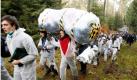 Atomkraft-Gegner ziehen am Sonntag (07.11.10) bei Leitstade durch ein Waldstueck zur Bahnstrecke, auf der die Castoren transportiert werden. Nach der Raeumung der letzten Schienen-Blockade nahe Hitzacker konzentrieren sich die Castor-Gegner im Wendland nun auf die Sitzblockade auf der Strasse direkt vor dem Zwischenlager Gorleben. Die Sprecherin der gewaltfreien Aktion 'x-tausendmalquer', Luisie Neumann-Cosel, sagte am Montagmorgen (08.11.10) der Nachrichtenagentur dapd, nach wie vor seien mehr als 1.600 Menschen auf der Strasse. Die kalte, aber trockene Nacht sei ruhig gewesen. Es habe ausreichend Strohsaecke, Isomatten sowie warmes Essen und Getraenke gegeben. (zu dapd-Text) Foto: Philipp Guelland/dapd Foto: dapd