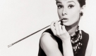 Frhstck bei Tiffany: In der Zeit zwischen der Geburt ihres Sohnes Sean 1960 und der Trennung von ihrem Mann Mel Ferrer 1967 dreht Audrey Hepburn acht Filme, unter anderem zwei ihrer bekanntesten - Frhstck bei Tiffany und My Fair Lady. Auf dem Foto: Ein kleines Schwarzes von Givenchy fr die Figur der Holly Golightly in Frhstck bei Tiffany von 1961. (Abbildung aus dem besprochenen Band) Foto: Schwarzkopf & Schwarzkopf