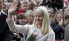 Mette-Marit/ Norwegen/ winken/ Gestik/ Bjoern Tore Godal/ Hamburg/ Besuch/ Diplomatie/ Politik

Norwegens Kronprinzessin Mette-Marit winkt am Mittwoch (18.10.06) in Hamburg nach ihrem Besuch des Rathauses neben dem norwegischen Botschafter Bjoern Tore Godal (l.). Mette-Marit eroeffnete am Mittwoch (18.10.06) in Hamburg das Generalkonsulat Norwegens.

Foto: David Hecker/ ddp  Foto: ddp