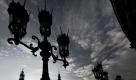 Die schweren gußeisernen Kandelaber auf dem Dresdner Theaterplatz heben sich vor dem Himmel ab. Im Hintergrund ist die Silhouette der Altstadt mit der Kathedrale, dem Hausmannsturm und dem Residenzschloss zu sehen. Das Wetter in Sachsen soll in den nächsten Tagen etwas wärmer werden. 
 Foto: dpa