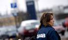 Eine Saab-Mitarbeiterin vor der Saab-Fabrik in Trollhättan. Erst kein Lohn und nun Gläubigerschutz. Die Stimmung bei Saab ist auf dem Tiefpunkt. Foto: dpa