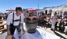 Vier Wochen vor dem Start des Oktoberfestes hieß es bereits auf Deutschlands höchstem Berg: O'zapft is. Bei wolkenfreiem Himmel tummelten sich Mädels im Dirndl und Burschen in Lederhosen auf der Zugspitze (2962 Meter) bei Garmisch-Partenkirchen. Foto: dpa