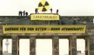 Greenpeace-Aktivisten besetzen am 23.04.1991 das Brandenburger Tor in Berlin. 'Energie für den Osten - ohne Atomkraft' ist die Forderung, mit der sie auf die jüngsten Pläne der westdeutschen Atomwirtschaft, in Stendal und Greifswald neue Atomkraftwerke zu errichten, reagierten. Mit spektakulären Aktion sorgt Greenpeace International seit 40 Jahren für Aufsehen. Die Umweltorganisation hat sich in ihrer Arbeit und Struktur im Laufe der Jahre sehr verändert. Die Grundsätze finanzielle Unabhängigkeit und Gewaltfreiheit aber bleiben. Foto: Hubert Link (zu dpa-Korr 'Mit Frechheit Umweltskandale aufdecken - Greenpeace wird 40' vom 08.09.2011) +++(c) dpa - Bildfunk+++ 
 Foto: dpa