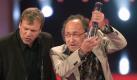 Die Comedians Georg Schramm und Urban Priol (v.l.) erhalten am Samstag (29.09.07) in Koeln waehrend der Gala zur Verleihung des Deutschen Fernsehpreises 2007 den Deutschen Fernsehpreis in der Kategorie 'Beste Comedy' fuer die Sendung 'Neues aus der Anstalt'. Die Auszeichnung von ARD, ZDF, RTL und Sat.1 wurde zum neunten Mal und in 21 Kategorien verliehen. Foto: ddp
