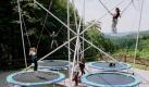 Ein Trampolin ist die neueste thüringische Touristenattraktion auf dem Inselsberg gleich neben der Sommerrodelbahn zwischen Tabarz und Brotterode. Bis zu sechs Meter hoch kann - durch Gummiseile gesichert - gesprungen werden. Geübte Springer schaffen den doppelten, oder gar dreifachen Salto in der Luft. Fünf Minuten springen kosten fünf Mark. Betreiber ist die Josef Wiegand GmbH aus Rasdorf (Hessen).
 Foto: dpa