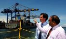 Niedersachsens Ministerpräsident David McAllister (links) schaut sich in Chennai zusammen mit Subhash Kumar von der Hafenverwaltung den Tiefwasserhafen der indischen Stadt an. McAllister ist seit Montag auf einer siebentägigen Reise durch Indien unterwegs. Foto: ddp