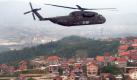 Ein CH-53 Hubschrauber des deutschen SFOR-Kontingentes fliegt am Freitag (30.08.2002) über einen Vorort Sarajevos. Nach Einschätzung von Bundesverteidigungsminister Peter Struck (SPD) muß die Bundeswehr noch fünf bis zehn Jahre zum Schutz des Friedensprozesses auf dem Balkan bleiben. Derzeit sind rund 4600 deutsche Soldaten im Kosovo, 1500 in Bosnien und Herzegowina und 225 in Mazedonien stationiert. dpa

# 1995−1996 unter NATO-Führung Operation „Joint Endeavour“: IFOR (Implementation Forces in Bosnia and Herzegovina), abgelöst durch SFOR
# 1996−2004 unter NATO-Führung Operation „Joint Guard“ und „Joint Forge“: SFOR (Stabilisation Force in Bosnia and Herzegovina), 1.700 Deutsche, abgelöst durch EUFOR Foto: dpa