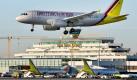 Ein Airbus der Fluggesellschaft Germanwings landet auf dem Flughafen Köln/Bonn (Archivfoto vom 12.02.2008). In der Wirtschaftskrise gehen Verbraucher seltener in die Luft: In den Herbstferien, die am kommendem Montag in acht Bundesländern beginnen, erwartet der Flughafen Köln/Bonn 540 000Passagiere. Das sind deutliche neun Prozent weniger als imvergangenen Jahr. Grund für den Rückgang sei die Zurückhaltung der Verbraucher wegen der Wirtschaftskrise, teilte der Airport am Donnerstag (08.10.2009) mit. Foto: dpa