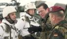Der Bundesverteidigungsminister Karl-Theodor zu Guttenberg (2.v.r./CSU) spricht am Freitag (15.01.2010) mit Soldaten der Infanterie im Gefechtsübungszentrum des Heeres in Letzlingen (Altmarkkreis Salzwedel). Er besuchte eine Kompanie mit 120 Soldaten im modernsten Übungszentrum für Bodentruppen in Europa vor ihrem Afghanistan-Einsatz. Zur Vorbereitung auf den Einsatz am Hindukusch trainieren die Soldaten in Letzlingen beispielsweise den Schutz von Konvois oder Patrouillenfahrten. Foto: Jens Wolf dpa/lah (zu dpa 4145 und lah 4137 vom 15.01.2010) +++(c) dpa - Bildfunk+++ Foto: dpa