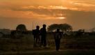 A long way home: Pakistanische Kinder laufen nach der Schule nach Hause.  Foto: ap