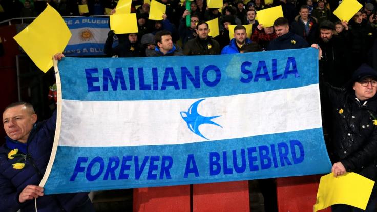 Der mutmaßliche Flugzeugabsturz des argentinischen Fußballprofis Emiliano Sala hat Fußballfans in aller Welt bestürzt.