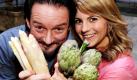 Sternekoch Kolja Kleeberg und die Schauspielerin Luise Bähr (Hauptdarstellerin in der ZDF-Telenovela Hanna - Folge deinem Herzen) posieren in Berlin im Restaurant VAU mit Spargel und Artischocken. Kleeberg lud die Schauspielerin ein, bei ihm ein Minipraktikum zu absolvieren. Foto: dpa