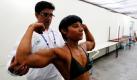 Bodybuilderin Sibalika Saha aus Indien bereitet sich gemeinsam mit ihrem Trainer für den «World Bodybuilding  Physique Sports Championships» in Bangkok vor. Athleten aus 30 Ländern lassen noch bis 7. Oktober ihre Muskeln spielen. Foto: dapd